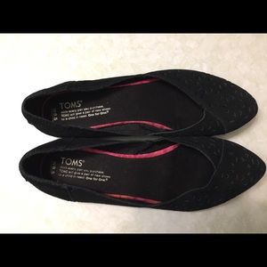 TOMS BLACK SUEDE EMBOSSED WOMEN'S JUTTI FLATS. 8.5